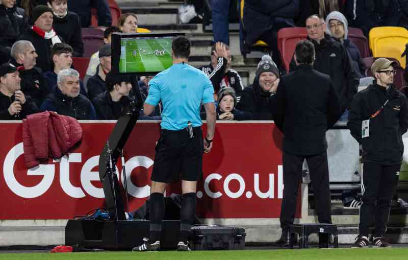 Madley fue enviado al monitor junto al campo para revisar un forcejeo entre Wissa y Dunk desde un córner del Brighton. Para crédito del árbitro, decidió correctamente que Dunk había iniciado el forcejeo y no otorgó un penalti