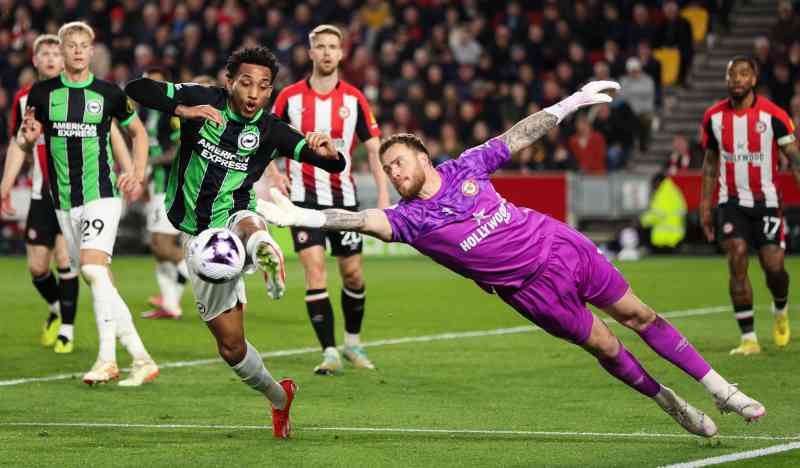 Flekken evita el gol de Pedro, quien hizo su primer inicio en dos meses