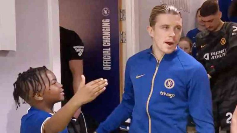 Chelsea defienden a Conor Gallagher después de recibir abusos por supuestamente ignorar a una mascota.