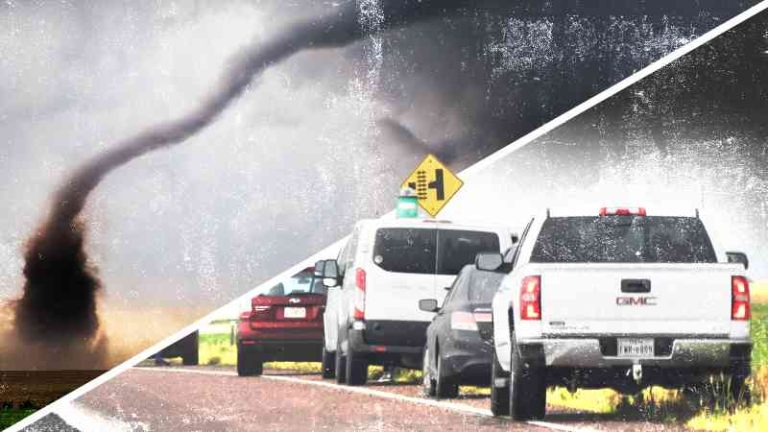 Persiguen tornados. Los lugareños enfadados los persiguen fuera del pueblo.