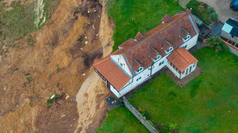 El propietario evacua su casa de ensueño antes de que se deslice hacia el mar.