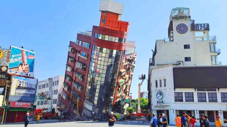 Taiwán terremoto: Carrera por encontrar sobrevivientes mientras docenas permanecen atrapados.