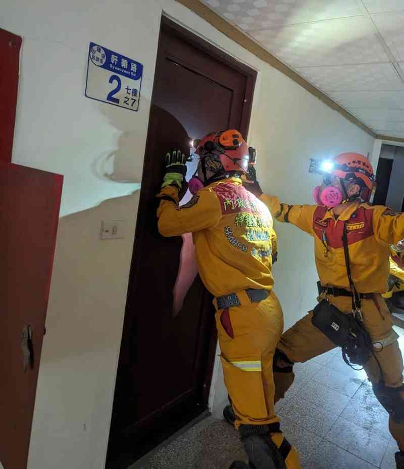 Los esfuerzos de rescate se vieron obstaculizados por el ángulo de algunos de los edificios - en el interior ...